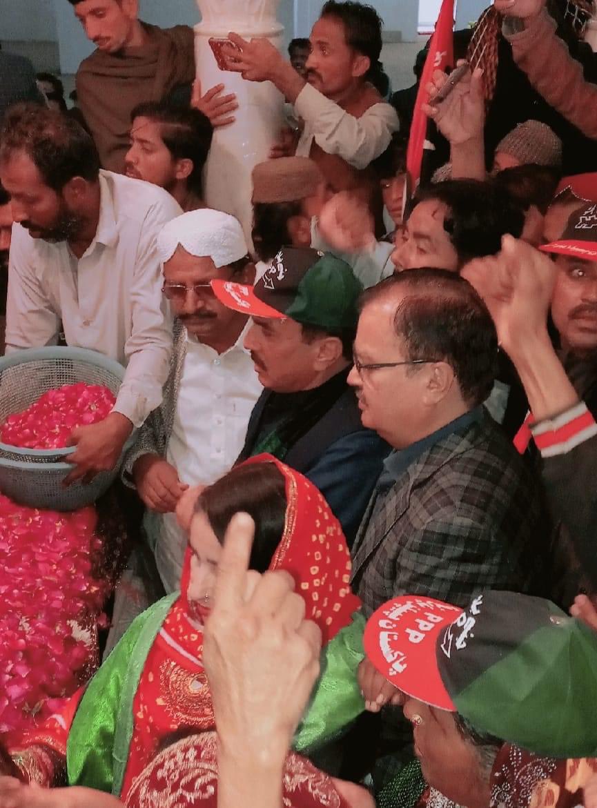 MaheshMalaniPPP's tweet photo. سنو کہ اس کی قبر بھی فتح کا ایک نشان ہے،
اسی کے ہاس تیر ہے، اسی کے پاس کمان ہے،
وہ کل بھی زندہ باد تھی، وہ آج بھی زندہ باد ہے۔

بنتِ ذوالفقار، دخترِ مشرق شہید محترمہ بینظیر بھٹو کو سرخ سلام https://t.co/sZhVvD6tdZ