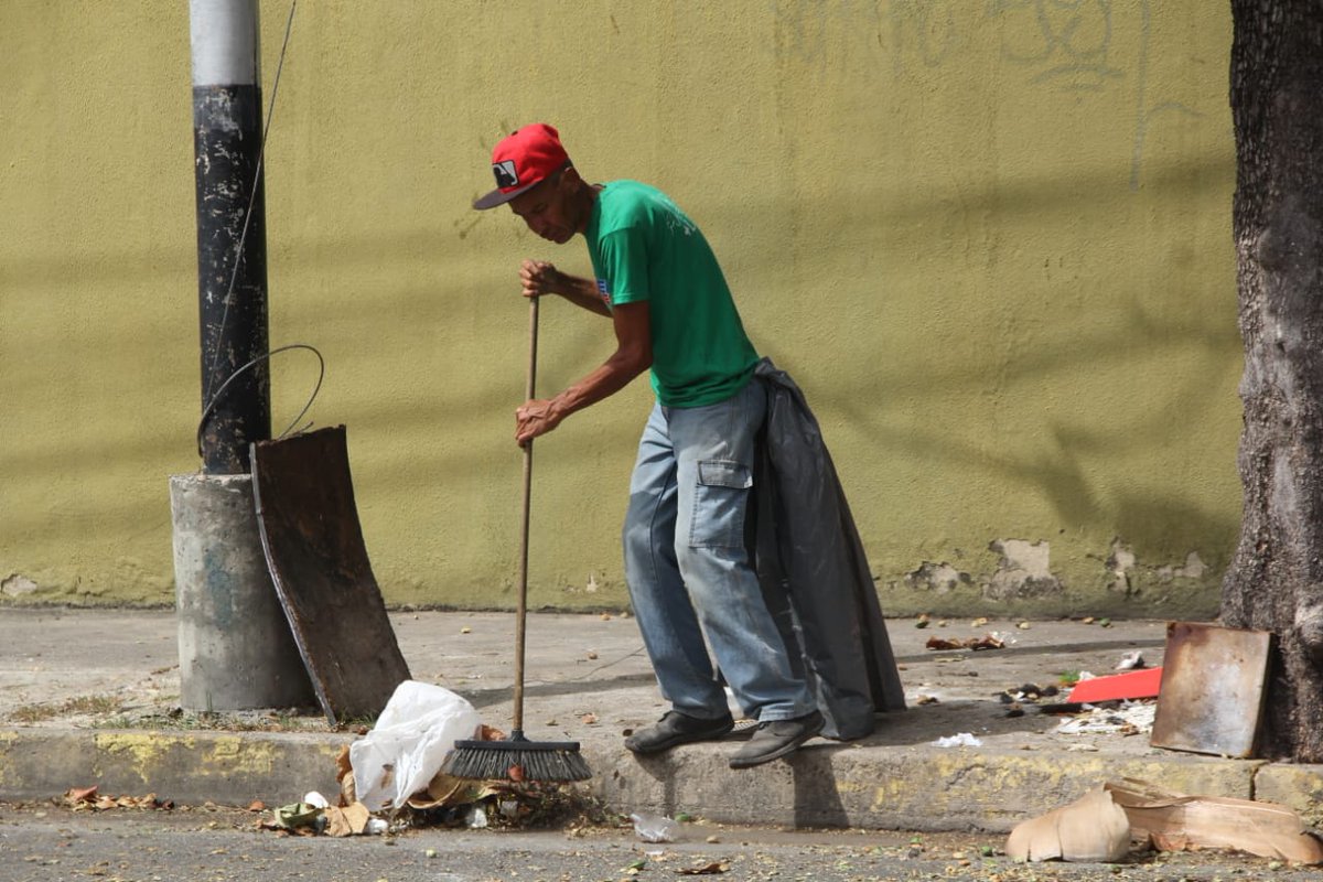 Desplegamos las cuadrillas de <a href="/iamib20/">@Iamib20</a> en la Av. Mérida y Urb. Calicanto,en un mantenimiento integral con acciones de desmalezado,barrido y recolección de desechos mixtos,seguimos avanzando con el Plan de gestión #GirardotVerde
#100DiasDeGestión 
<a href="/NicolasMaduro/">Nicolás Maduro</a> 
<a href="/MVzlaBella/">Misión Venezuela Bella</a>