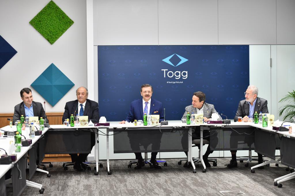 RHisarciklioglu's tweet photo. Togg Yönetim Kurulu ev sahipliğinde basın mensupları ile bir araya geldik. İki yıl önce bugün, 27 Aralık 2019’da akıllı cihazlarımızı milletimizin beğenisine sunmuştuk. 2 yılda güzel işler başardık. Geldiğimiz noktayı, gelecek planlarımızı anlattık.

#YeniLigeYolculuk 
#Togg https://t.co/281iciaLoh