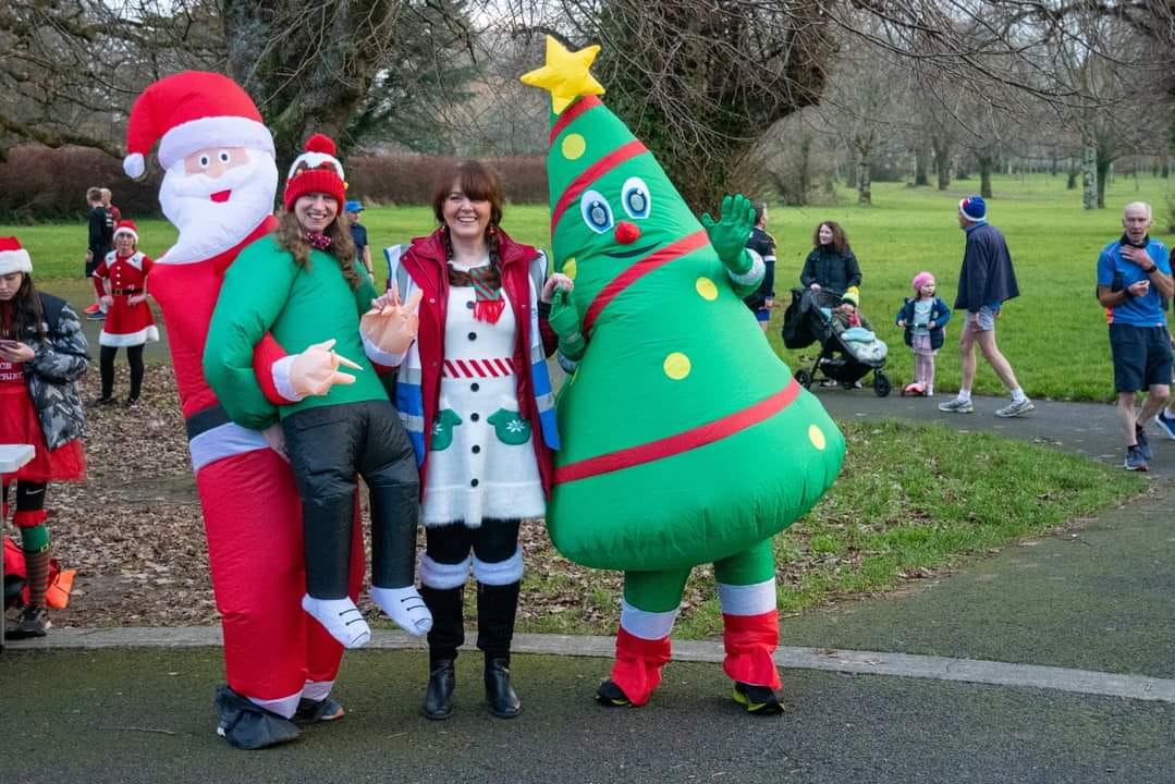 parkrun's tweet photo. 🚨 🎅  FESTIVE POSITIVITY KLAXON 🎅  🚨

Around the parkrun world over the weekend there were 🥁 

📌 1,093 events
😁 118,027 walkers, joggers &amp; runners
💜 16,775 volunteers
😮 3,762 first timers
😍 9,380 PBs

🌳 #loveparkrun https://t.co/izI2t53J27