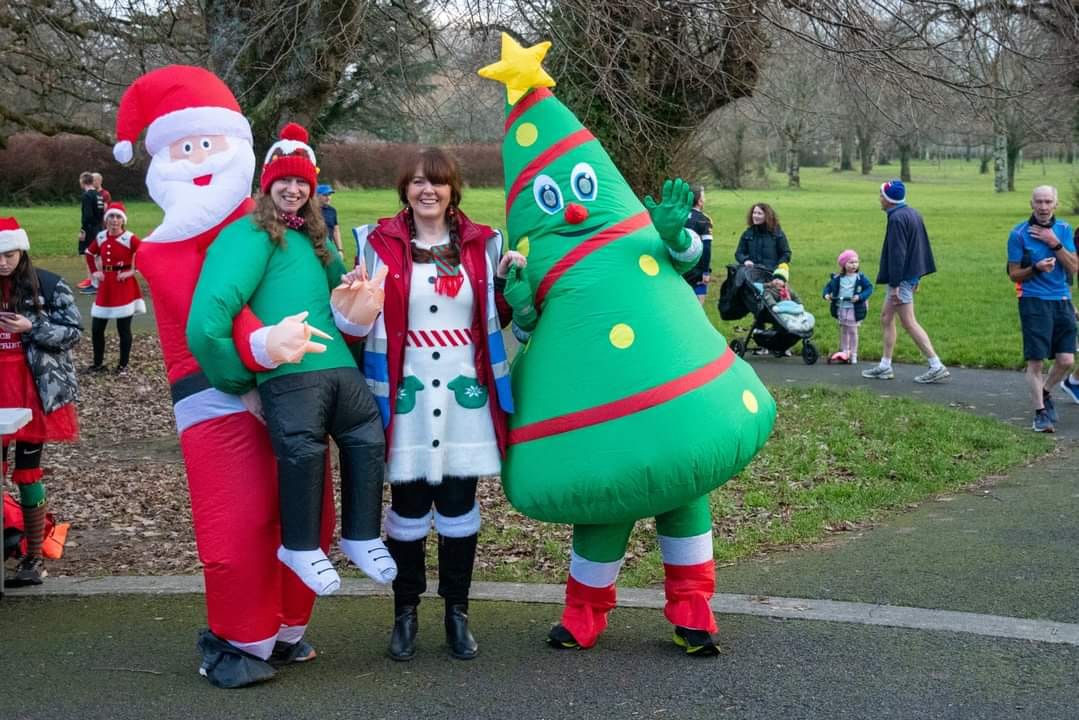 🚨 🎅 FESTIVE POSITIVITY KLAXON 🎅 🚨 Around the parkrun world over the weekend there were 🥁 📌 1,093 events 😁 118,027 walkers, joggers & runners 💜 16,775 volunteers 😮 3,762 first timers 😍 9,380 PBs 🌳 #loveparkrun