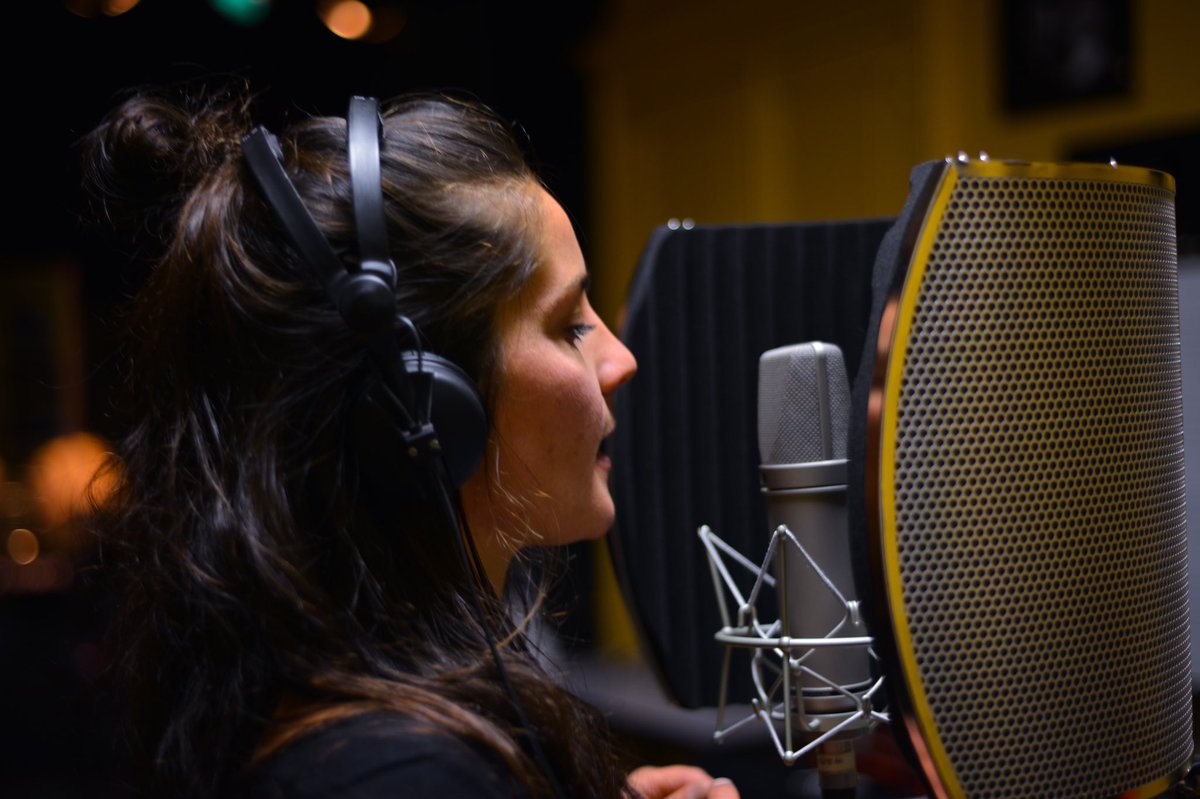 Coming soon 🎙
. 
.
#musique #focus #acoustique #chansonfrancaise #chanteuse #rouen #bordeaux #reprise #studio #clip #enregistrement