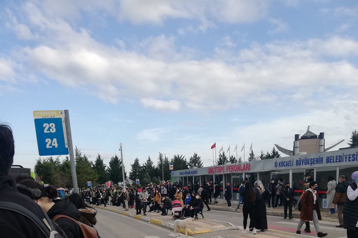 Bugün ilk yüz yüze finallerde otobüslerde üst üste okula geldik, kafelerde fakülte önlerinde sigara duman bulutları ve maske takmayan insanlarla dolu riskli bir ortama girdik sayenizde <a href="/profdrhulagu/">Sadettin HÜLAGÜ</a> #koufinalleronlineolsun