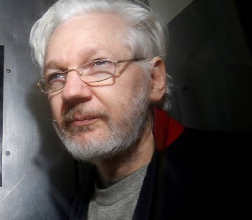 عشية عيد الميلاد  الصحافي المسجون جوليان أسانج ورا القضبان بريء من أي جريمة باستثناء قول الحقيقة . اين حرية بريطانيا المزعومة وأين الديموقراطية الامريكية . 
 #FreeAssange