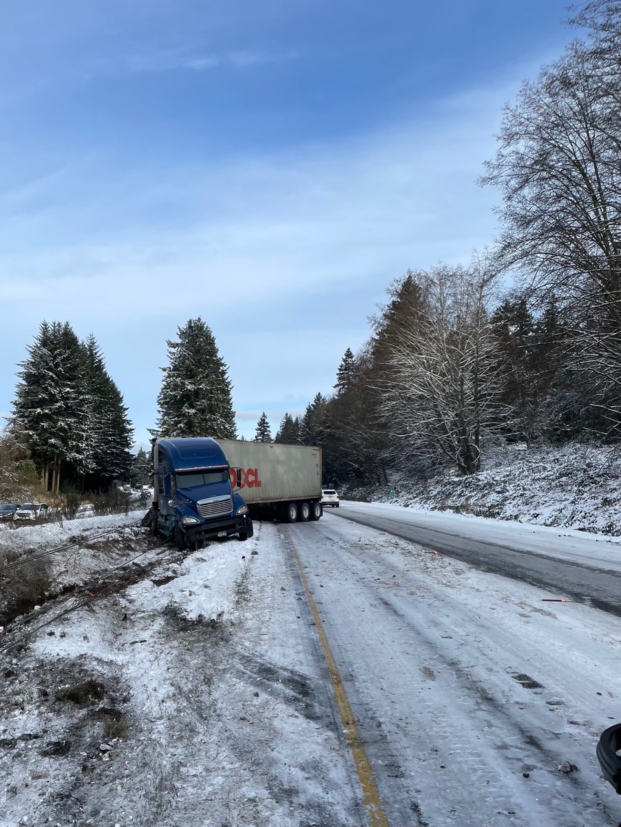 wspd8pio's tweet photo. #KitsapCounty: #WSP troopers are responding to a jackknifed semi vs cable barrier collision at W16 MP19 and have the left lane blocked.

Please #slowdown while traveling through the area. Thank you for your patience. https://t.co/aMxpMrwTP7