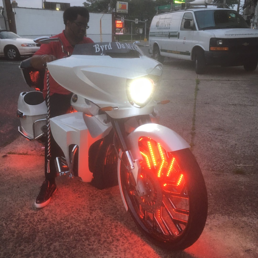 Smt_MachiningCo's tweet photo. Gotta show some love to a Victory build with #smtwheels Legacy. Love how clean this looks with the lights. Shoot us a DM for a quote! Pricing varies for fitment.
.
.
.
#customvictory #custombagger #bigwheelbagger #baggernation #victory #victorymotorcycle #americanmade https://t.co/utNKy6JbNX
