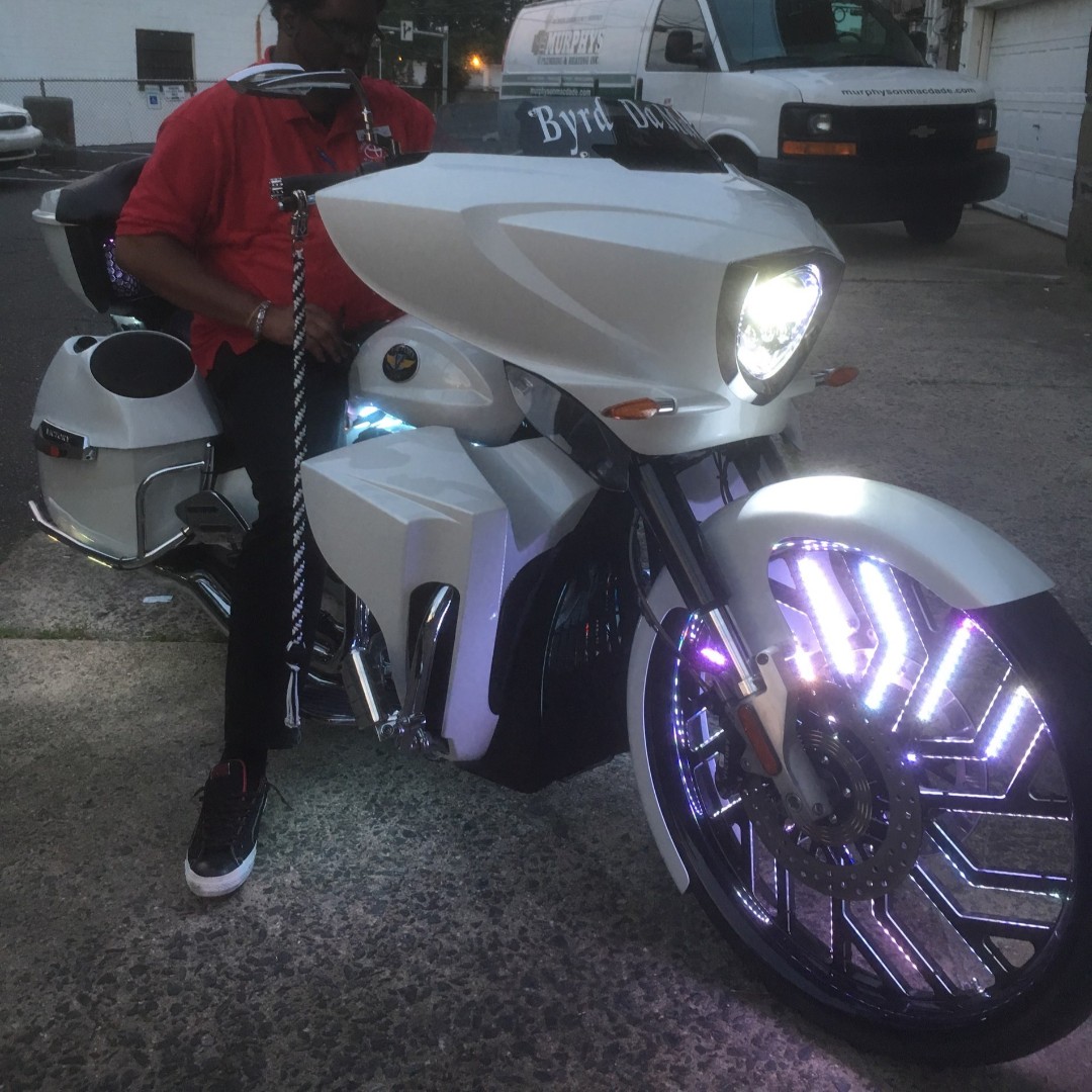 Smt_MachiningCo's tweet photo. Gotta show some love to a Victory build with #smtwheels Legacy. Love how clean this looks with the lights. Shoot us a DM for a quote! Pricing varies for fitment.
.
.
.
#customvictory #custombagger #bigwheelbagger #baggernation #victory #victorymotorcycle #americanmade https://t.co/utNKy6JbNX