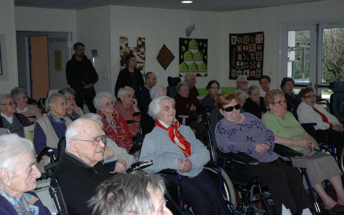 siuopil's tweet photo. Nous au concert de PNL en 2073 https://t.co/TCGb9FGj6s