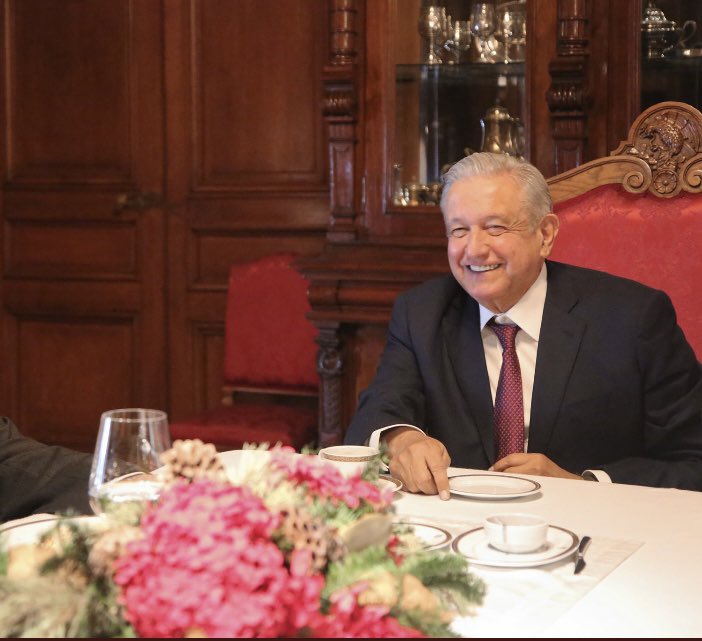 lopezdoriga's tweet photo. Así la austeridad presidencial. Desayuno en Palacio Nacional. Pone la vajilla buena, la cubertería, la cristalería, arreglo floral y platería al fondo. Esa mesa no la tiene ni Obama. ¿Qué opinan de la austeridad palaciega en tiempos de la #4-T ? https://t.co/tJrfEFyqmS