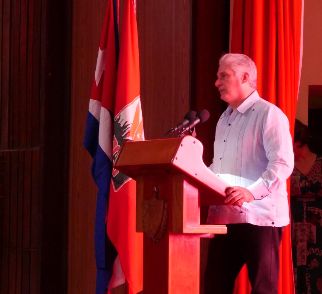 PartidoPCC's tweet photo. #Cuba Son dias para reflexionar sobre lo que se ha hecho bien y lo que no salió tan bien, y sobre todo  lo que nos queda por hacer, los retos y desafíos por delante que son muchos y complejos, pero si hay que hablar de victorias, insistió @DiazCanelB ante trabajadores del CCPCC https://t.co/EjGYyEUX15