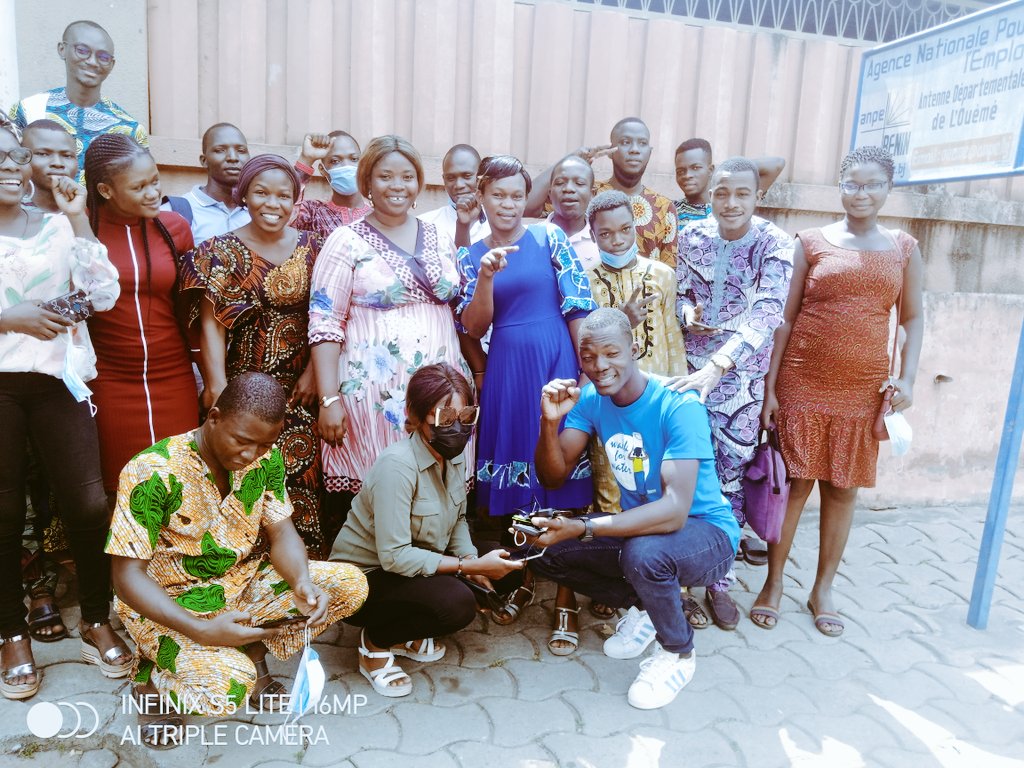 TikadaMariam's tweet photo. J'ai aimé partager ce matin, au siège de l'@ANPE à Porto-Novo, mes connaissances en #CM avec une vingtaine de jeunes sélectionnés par l'agence pour être formés dans les métiers du numérique. @sergemahugnon merci pour la recommandation 🙏
#Sobitech #Formation #Métiersdunumérique https://t.co/JPdyfFMIC7