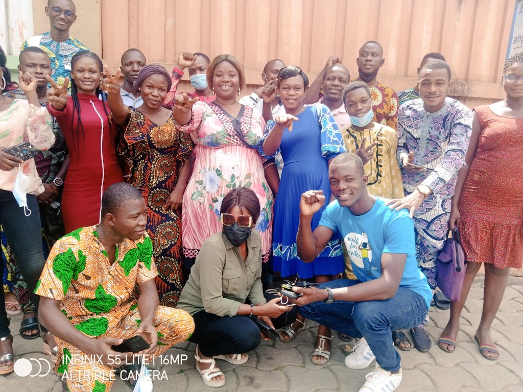 TikadaMariam's tweet photo. J'ai aimé partager ce matin, au siège de l'@ANPE à Porto-Novo, mes connaissances en #CM avec une vingtaine de jeunes sélectionnés par l'agence pour être formés dans les métiers du numérique. @sergemahugnon merci pour la recommandation 🙏
#Sobitech #Formation #Métiersdunumérique https://t.co/JPdyfFMIC7
