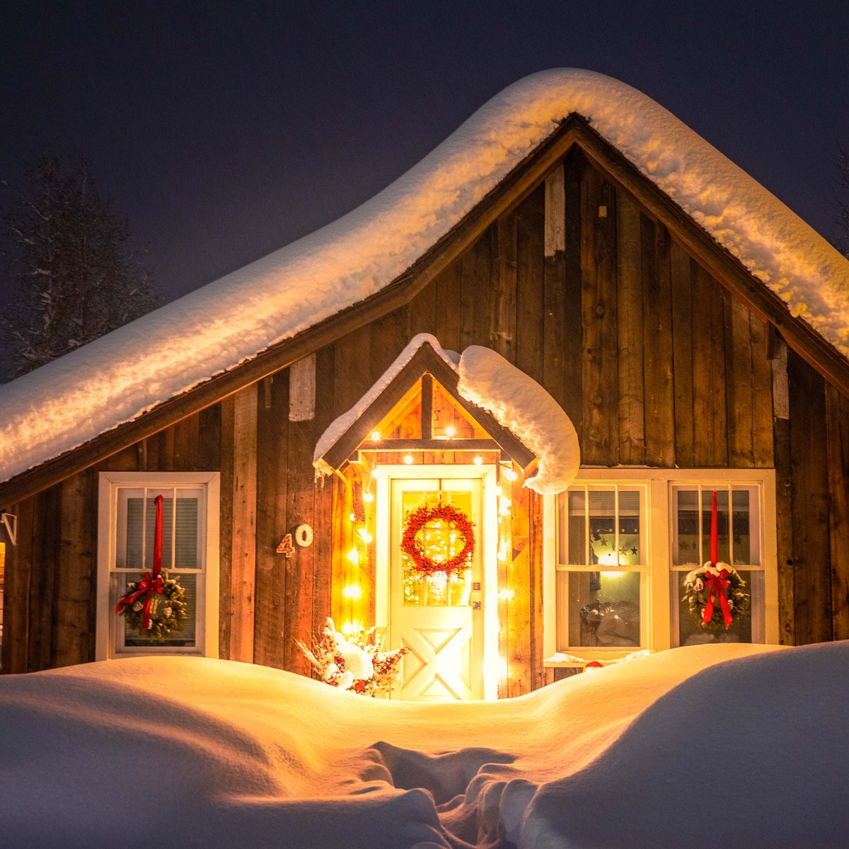 connography_'s tweet photo. The coziest little Christmas house 🏠 https://t.co/sAtRrMsEek