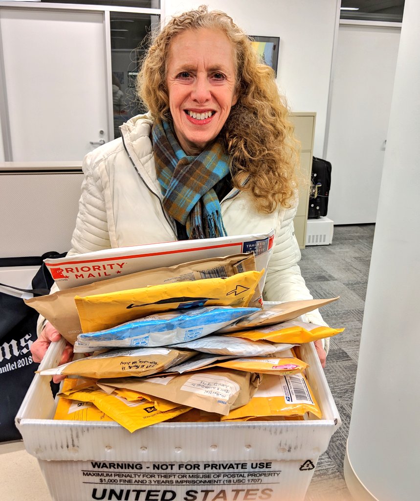 lisagualtieri's tweet photo. If you received a new @fitbit for Christmas, RecycleHealth will find a home for your old one with underserved populations. Then your #NewYearsResolutions are done: help the #environment and do good - #blueboxofgood https://t.co/L7x9V36QqU