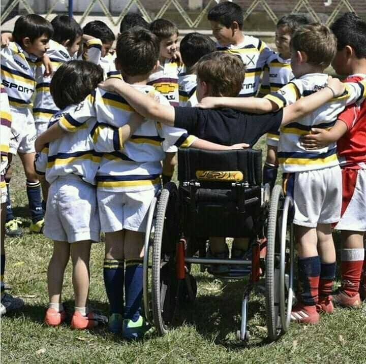 rugbydidactico's tweet photo. Dicen que es más fácil desintegrar un átomo que eliminar un prejuicio. El rugby es un deporte integrador por excelencia. #RugbyDidactico https://t.co/1gO3YqdpjK