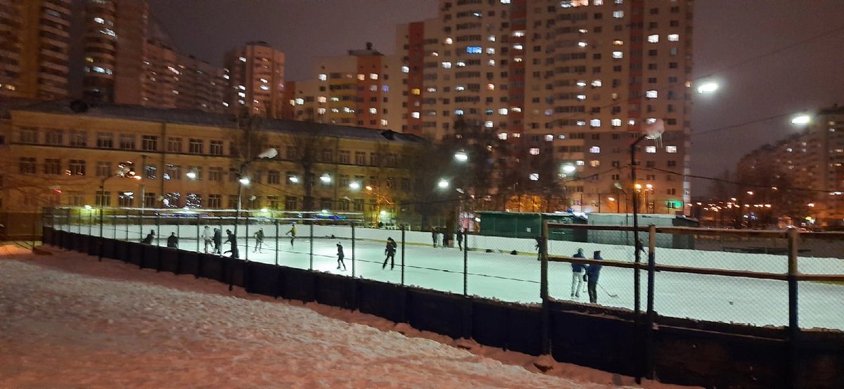 Школьный каток открыт!⛸ А вы уже приготовили коньки?