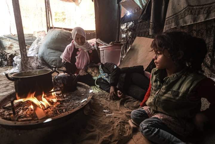 RT @AyaIsleemEn: Palestinian family sit around a wood fire to warm themselves during stormy weather in Gaza City. https://t.co/PxscZ8CW9P