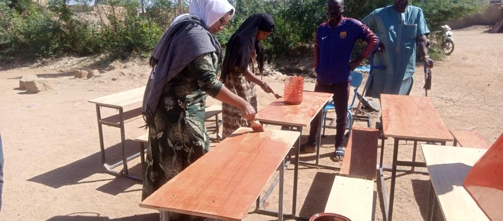 Obianou's tweet photo. 3 ème journée de la 1 ère semaine d'action citoyenne à l'école OBITARA par le Groupe des bénévoles #CercleDev ! https://t.co/ciZ6q5lxwq