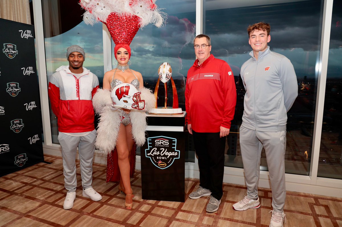 👋 from Fremont Street

<a href="/GrahamMertz5/">Graham Mertz</a> x <a href="/Faion_Hicks/">Faion Hicks</a>