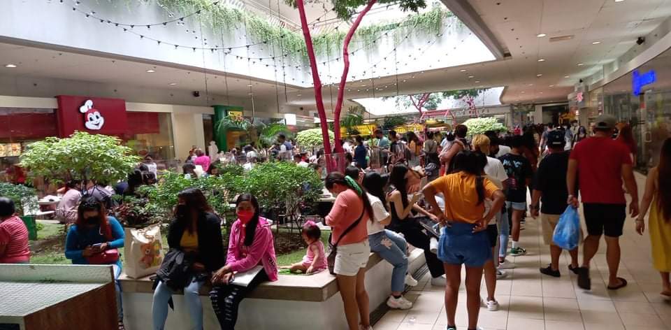 dockimcantos's tweet photo. Extremely crowded at Moa yesterday for a Monday! The girl in the mustard shirt is the last one on the queue for Jollibee!😶 #HappyHolidays #omicron https://t.co/0ElCFtecmR