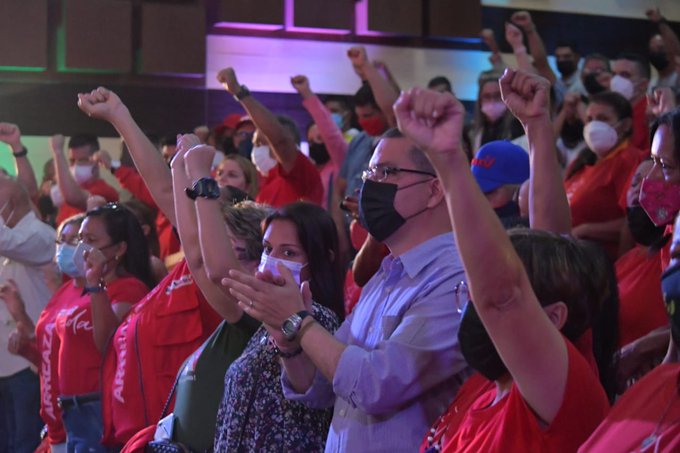 PartidoPSUV's tweet photo. Jorge Arreaza: El valor fundamental que debemos asumir es el de la ética socialista https://t.co/PdEBmZc4y9

#VenezuelaEnUniónFamiliar 
#VuelveLaEsperanza https://t.co/mL7S5RtHWU