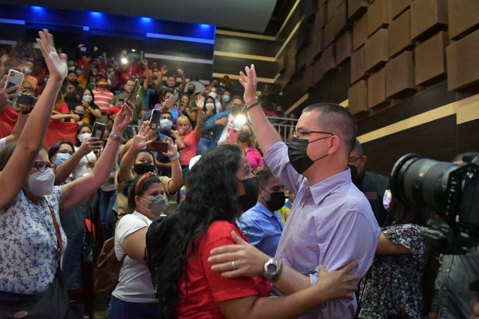 PartidoPSUV's tweet photo. Jorge Arreaza: El valor fundamental que debemos asumir es el de la ética socialista https://t.co/PdEBmZc4y9

#VenezuelaEnUniónFamiliar 
#VuelveLaEsperanza https://t.co/mL7S5RtHWU