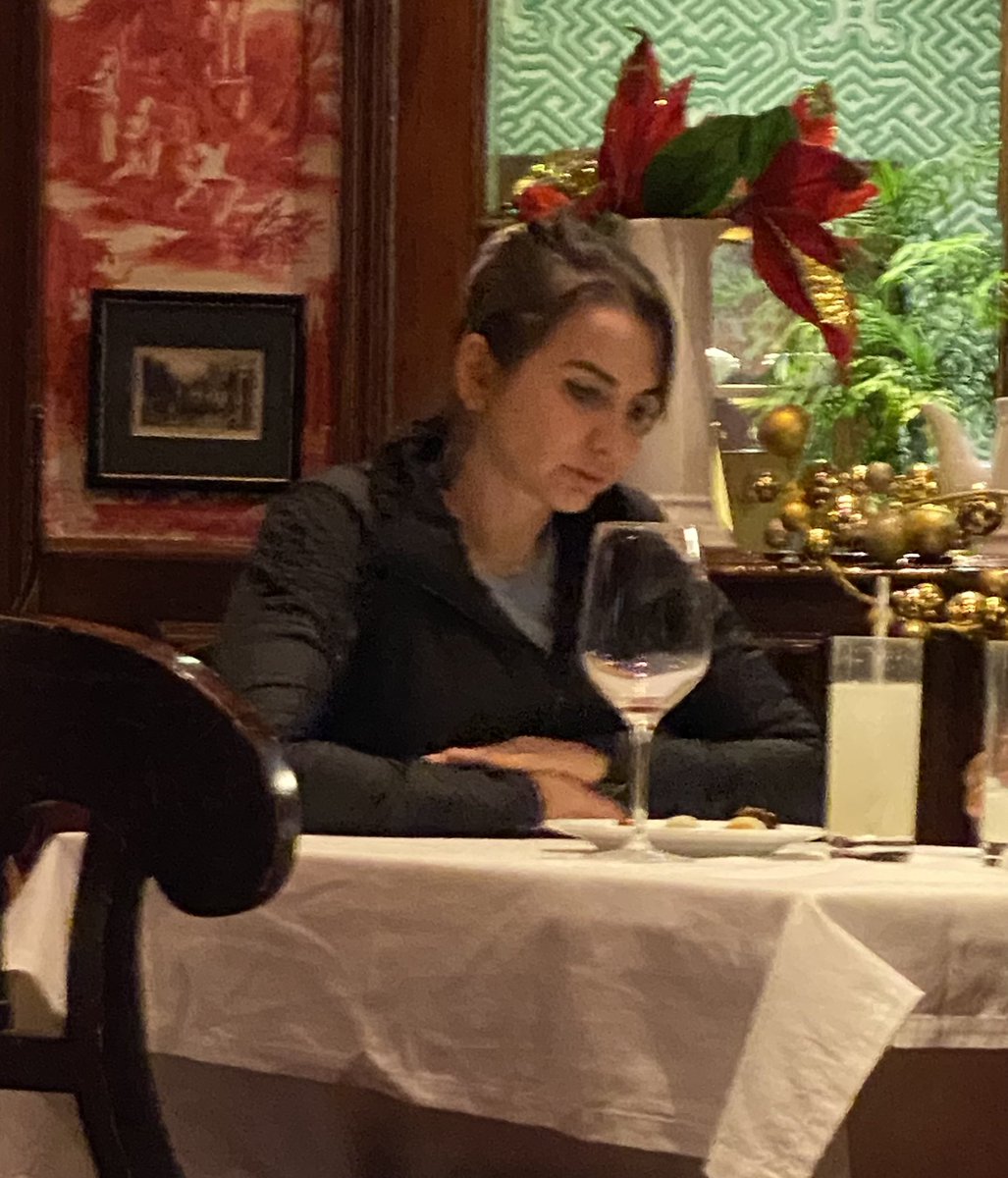 Mirubal's tweet photo. Stalkeando a la la tía @IngridBrans  porque no me gusta interrumpir cuando alguien comparte una velada en un restaurante https://t.co/vrw9wB78PF