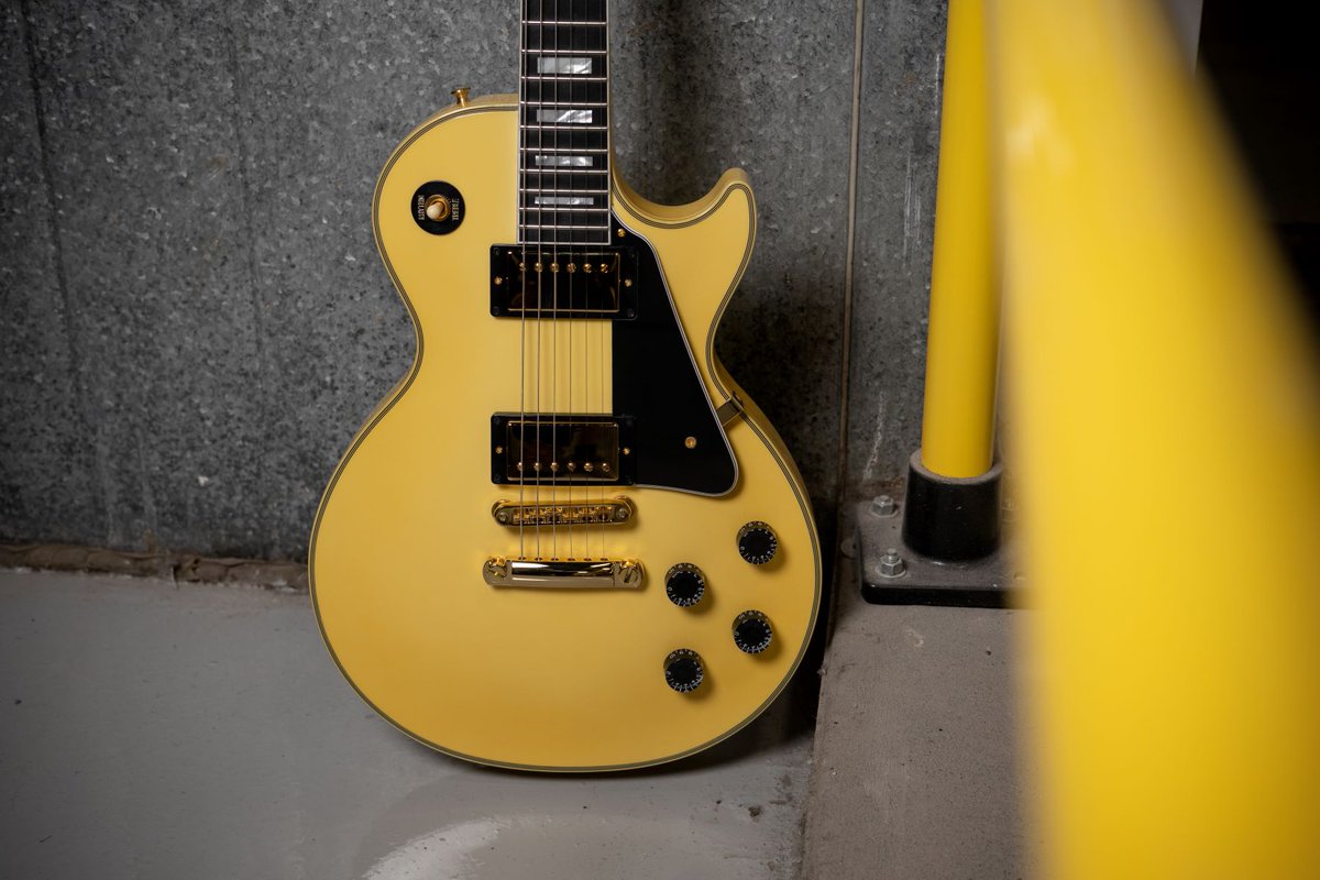 There is something special about a white Les Paul Custom.  This one in Aspen White is sure to turn heads.  Which is your favorite white finish - Aspen White or Alpine White?

#gibson #gibsoncustom #made2measure