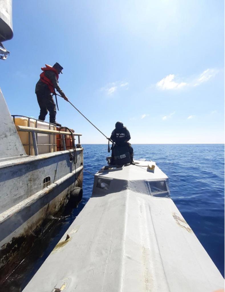 radioyskl's tweet photo. #LoÚltimo || Fuerza Naval realizó la incautación de droga más grande del #PlanControlTerritorial. Se trata de 4,156 kilos de cocaína valorada en aproximadamente en 103 millones 900 mil dólares, informó el Presidente @nayibbukele. https://t.co/THMao4jv5d