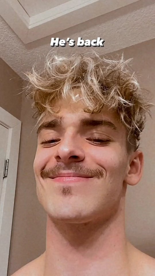 BeauanyAccesss's tweet photo. A RELEVÂNCIA DO BIGODE! Após Josh aparecer com o seu novo visual agora a pouco, com o seu bigode, o nome do mesmo está nos assuntos do momento no Twitter Brasil. Quem aí é #TeamBigode ou #TeamSemBigode? 👀 https://t.co/ygn4nwkG0m