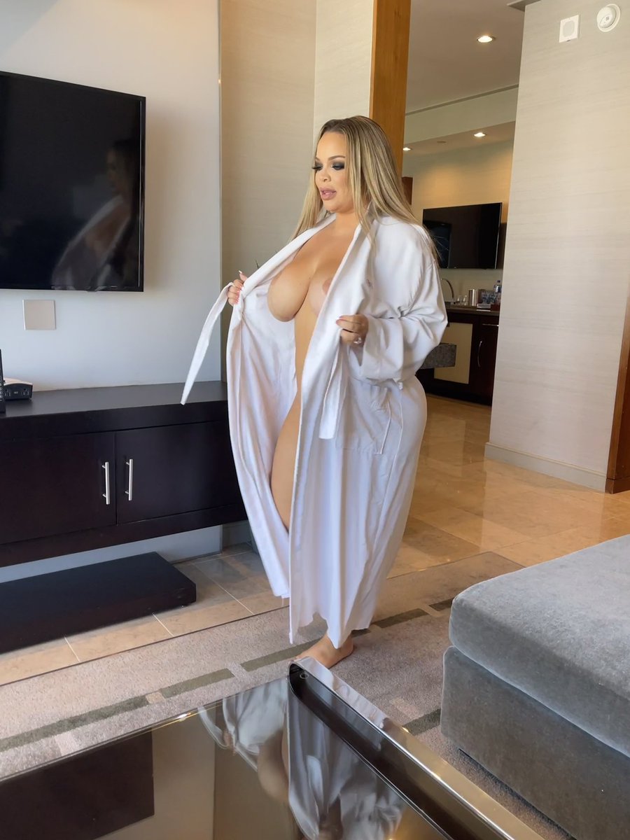 My dear friend <a href="/SexyGingerMom/">Ashley Marin</a> convinced me to come back.
Come welcome me in my dm’s. 
You know you like big girls😘