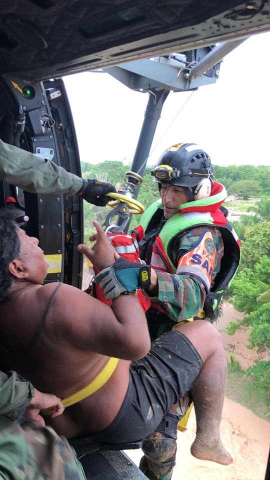 LuchoXBolivia's tweet photo. (Hilo) Intensificamos operativos de rescate y asistencia con alimentos y medicamentos a las y los damnificados por las intensas lluvias. En los tres últimos días, se logró el rescate, en helicópteros Súperpuma, de 79 personas entre varones, mujeres y niños en #SantaCruz. https://t.co/YjukyI2WLi