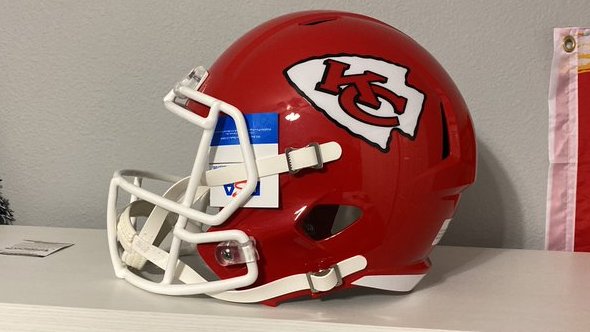 ChiefsFocus's tweet photo. 𝐈𝐭'𝐬 𝐆𝐢𝐯𝐞𝐚𝐰𝐚𝐲 𝐓𝐢𝐦𝐞! 

We're giving one lucky Chiefs fan a signed @ogxfactor82 2000s All-Decade Helmet.

To enter:
1. RT/Like this post
2. Tag two friends
3. Follow @ChiefsFocus, @JpChiefs, @CFStatistics and @CRob5769 

(Steps 4 &amp; 5 below) https://t.co/msBmgaf4kt