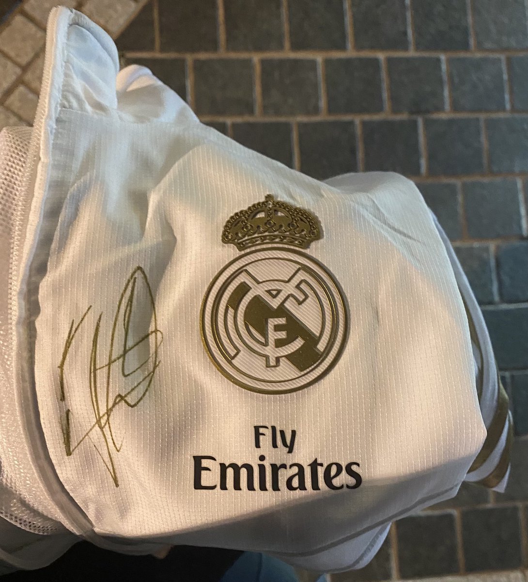 🚨| Kylian Mbappé signed a fan's Real Madrid jersey at the #GlobeSoccerAwards gala in Dubai. #rmalive