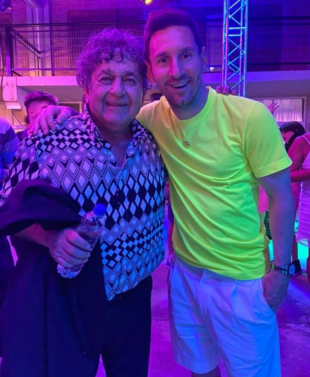 ReisnauerBlack's tweet image. Messi en una joda que tocan los Palmeras// Villa en una narcocasa colombiana