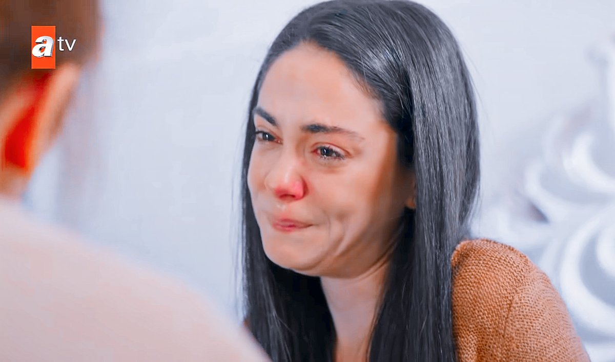 SultanaArg's tweet photo. Elif, escucha, tu conciencia no te deja en paz lo sé, lo comprendo porque eres una chica buena y generosa pero sería un error aún peor si fueras a hablar con ellos, no puedes volver a ir a esa casa, no puedes decirle nada a nadie. 

YARARA AL DESCUBIERTO #Hercai https://t.co/fRpWHq6Uw9
