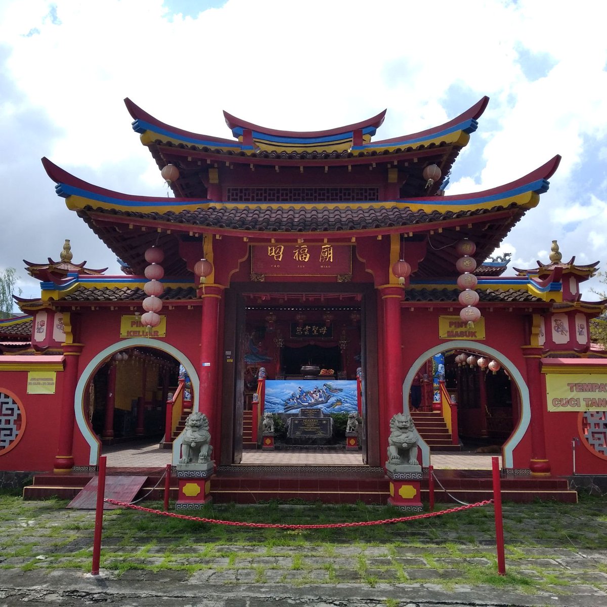exolycomely's tweet photo. Kelenteng Zhao Fu Miao (昭福庙) Denpasar: Kelenteng Zhao Fu Miao (Simplified: 昭福庙, Traditional: 昭福廟, Pinyin: Zhāo Fú Miào, Hokkien: Cao Fuk Miao), secara harafiah berarti Kelenteng Pancaran Bahagia.  

Terletak di Jalan Cargo Taman Suci Nomor 9… https://t.co/kNdKdyagKQ https://t.co/nykofXcxwn