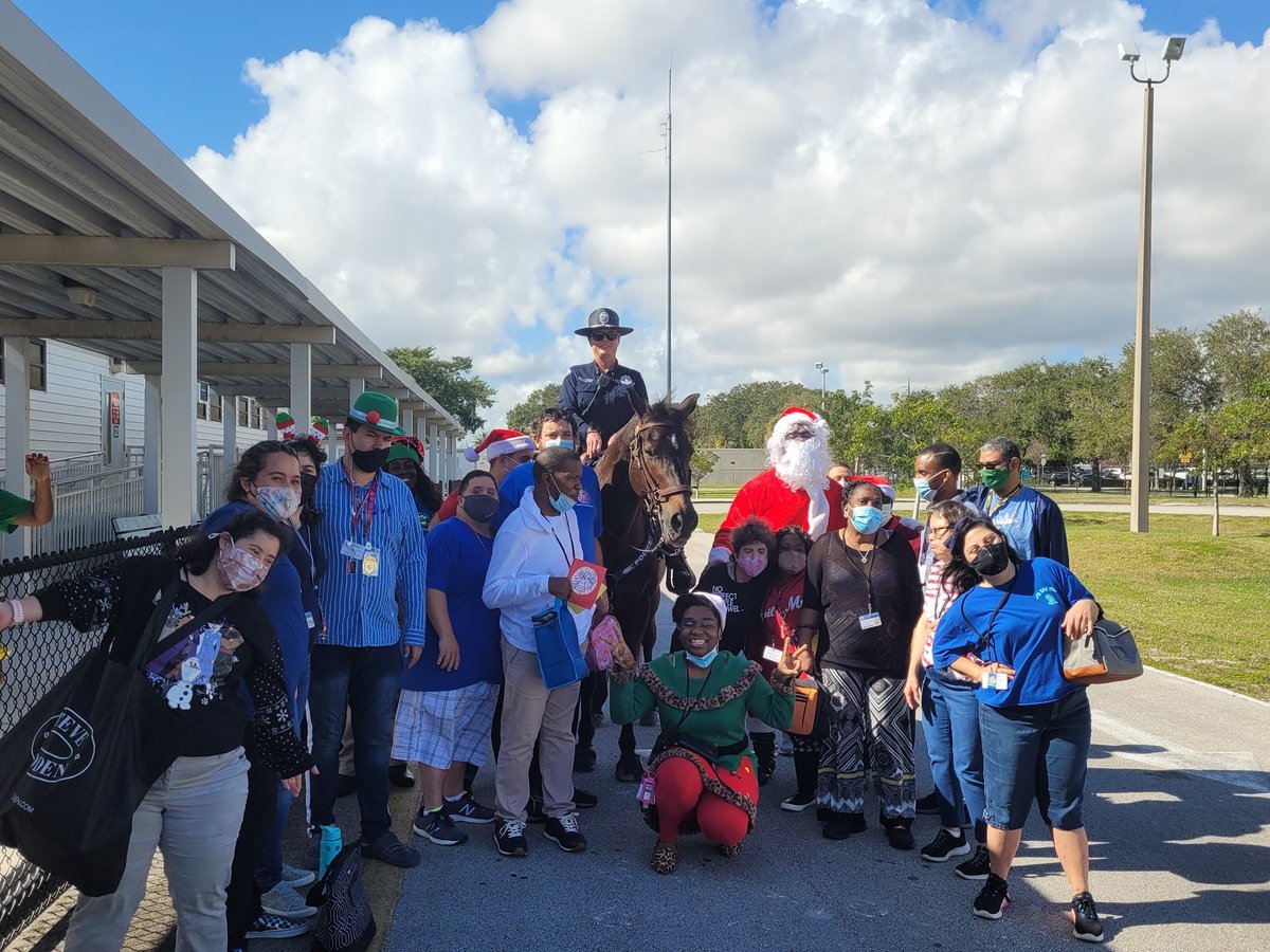 ftlauderdalepd's tweet photo. #FLPD Happy Monday! We don't know about you but we're still feeling the holiday spirit over here. Our reindeers, we mean...horses, visited Lion Star Academy and Seagull Alternative School to share some of if that holiday spirit with the students. 

#FLPDMounted https://t.co/xL5poXzNUb