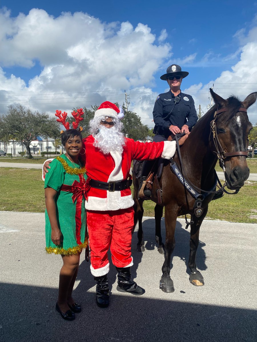 ftlauderdalepd's tweet photo. #FLPD Happy Monday! We don't know about you but we're still feeling the holiday spirit over here. Our reindeers, we mean...horses, visited Lion Star Academy and Seagull Alternative School to share some of if that holiday spirit with the students. 

#FLPDMounted https://t.co/xL5poXzNUb