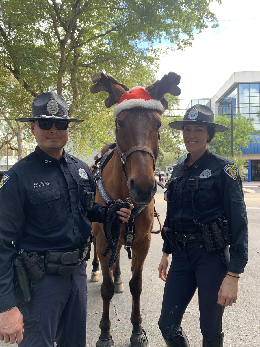 ftlauderdalepd's tweet photo. #FLPD Happy Monday! We don't know about you but we're still feeling the holiday spirit over here. Our reindeers, we mean...horses, visited Lion Star Academy and Seagull Alternative School to share some of if that holiday spirit with the students. 

#FLPDMounted https://t.co/xL5poXzNUb