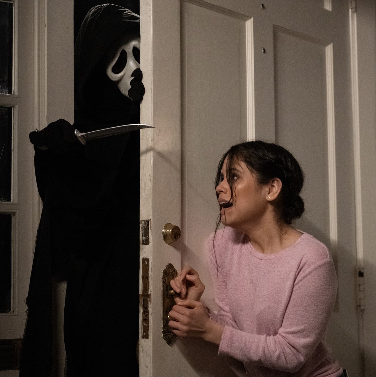 Twenty-five years have passed since that first, deadly call was answered, and now a new killer has donned the Ghostface mask. With the body count rising, a group of teens connected to the original murders fight to survive.

Tickets to SCREAM available now: drafthouse.com/show/scream-20…