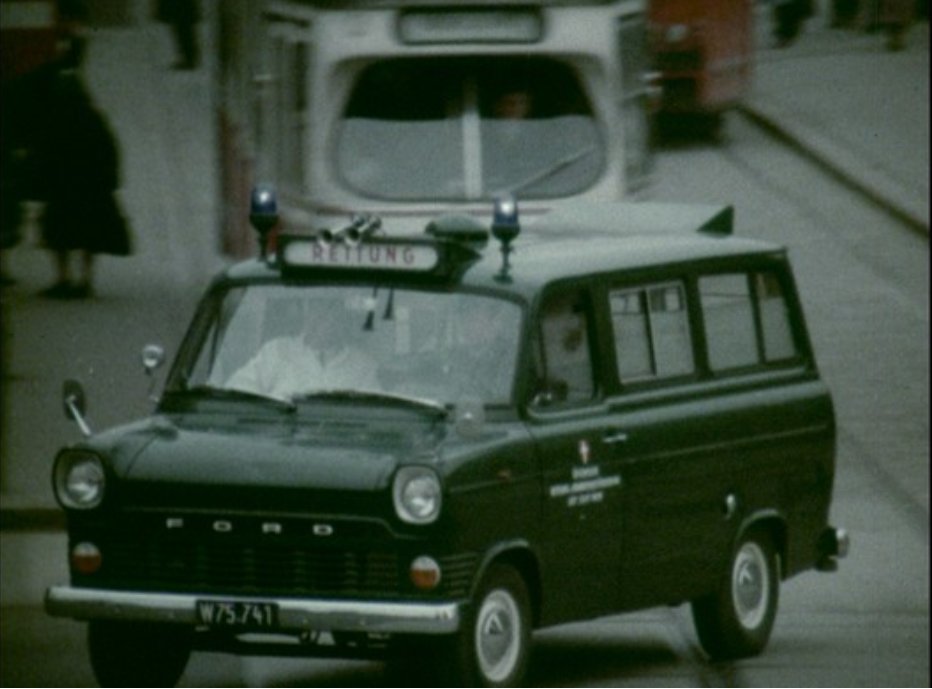 In Folge des Anschlags beim OPEC-Gebäude am Ring 1975, bei dem die Terrorist*innen die damals noch grünen Wiener Rettungsautos für Polizeifahrzeuge hielten, wurden die Rettungsfahrzeuge nach und nach weiß lackiert und neben „Rettung“ auch mit „Ambulance“ beschriftet. #WienFakt