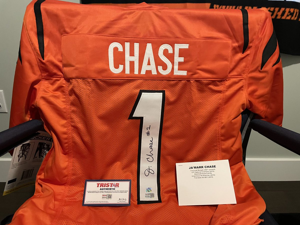 coreycorum28's tweet photo. Hey @Real10jayy__ just got a signed jersey out of a mystery box you signed on 06/05/2021 which happens to be my birthday. Help me finish the Jungle Cave!! I’ll be using my season tickets to watch you ball out this Sunday!! #weownthenorth #clinchit #griddy @Bengals @bengaljims_BTR https://t.co/hbonAH3gNO