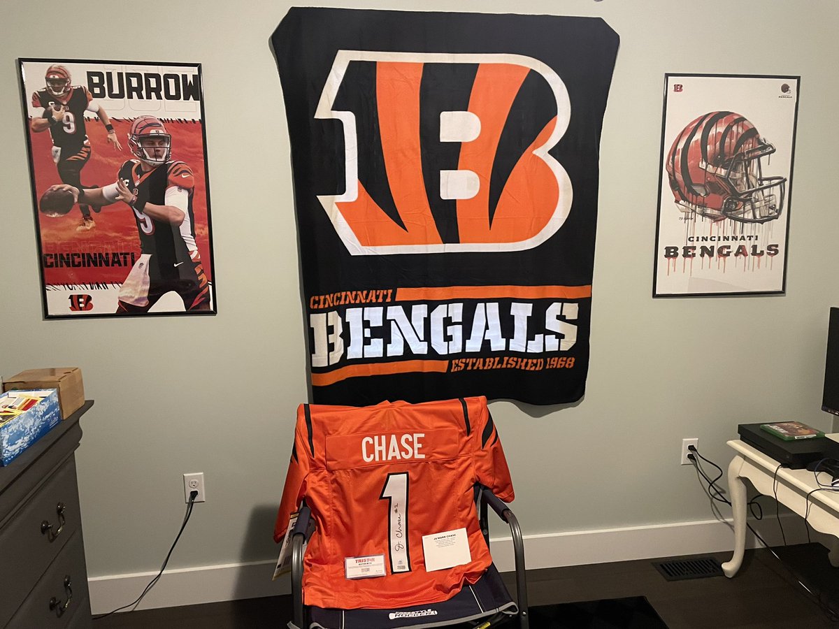 coreycorum28's tweet photo. Hey @Real10jayy__ just got a signed jersey out of a mystery box you signed on 06/05/2021 which happens to be my birthday. Help me finish the Jungle Cave!! I’ll be using my season tickets to watch you ball out this Sunday!! #weownthenorth #clinchit #griddy @Bengals @bengaljims_BTR https://t.co/hbonAH3gNO