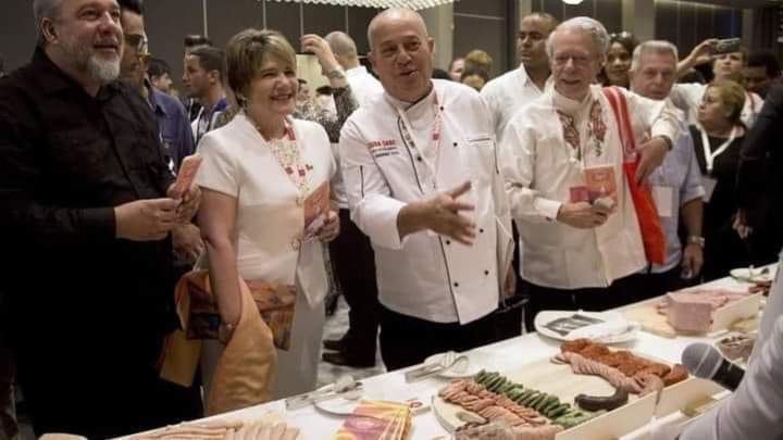 SamuraiDemisSan's tweet photo. @freibetto não passa fome em #Cuba porque ele come calado. #FreiBettoCanalha apoiador de ditadores, cala sua boca sobre Cuba https://t.co/wAa1yJBaQz