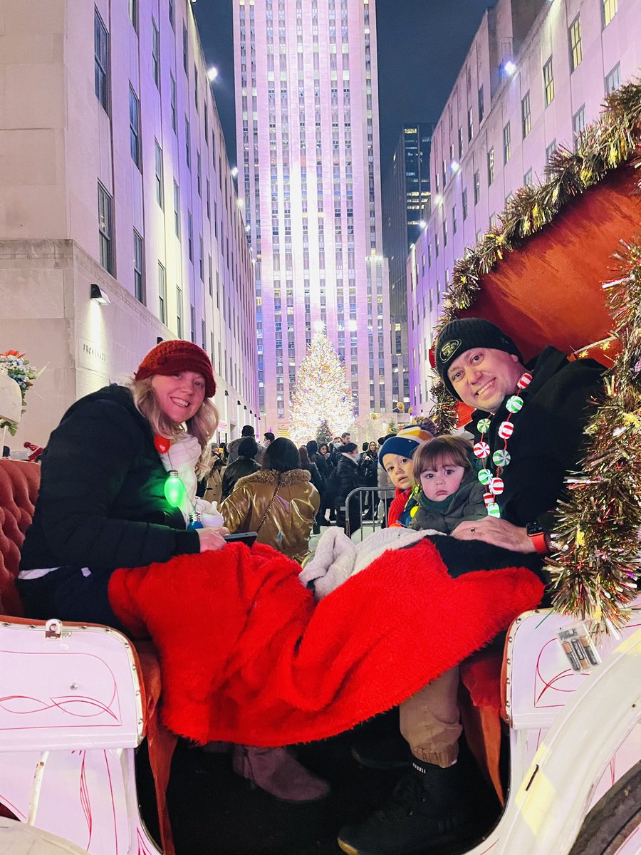 econyctours's tweet photo. Happy holidays from #rockefellerchristmastree🎄🐴📸🗽#holidayseason #Christmas #christmas2021 #familyphotography #christmastree #newyork #horsecarriage #sightseeing #ChristmasLights https://t.co/nU84KIfpP1