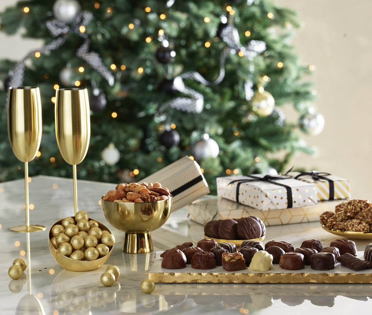 seescandies's tweet photo. End 2021 on a sweet note! ๐ฅ๐ซ Thereโs no tastier way to ring in 2022 than with a delicious assortment of Seeโs: https://t.co/vX6CZEDXpH https://t.co/912ANIkR6p