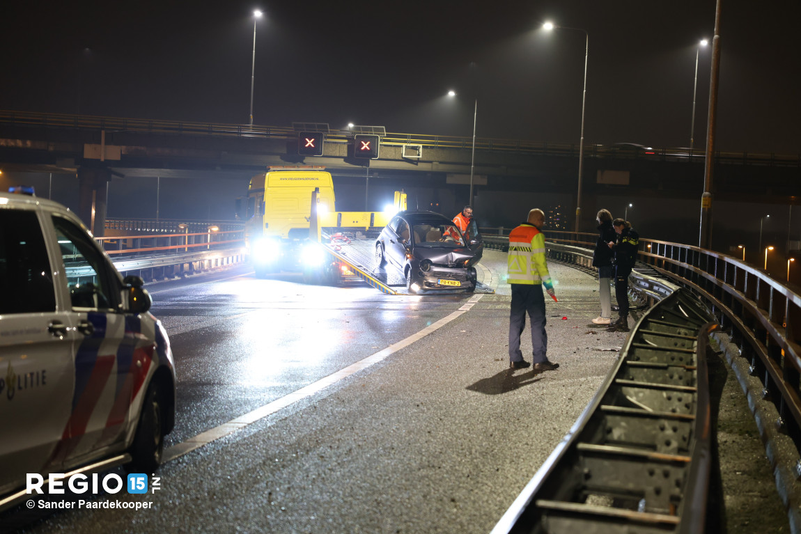 Auto tegen vangrail gebotst op de fly-over van de #A4 vanuit #Rijswijk naar de #A12 richting #DenHaag. Geen gewonden. Berger <a href="/Vreugdenhil_/">Vreugdenhil Berging</a> voert de auto af. Fly-over tijdelijk afgesloten.