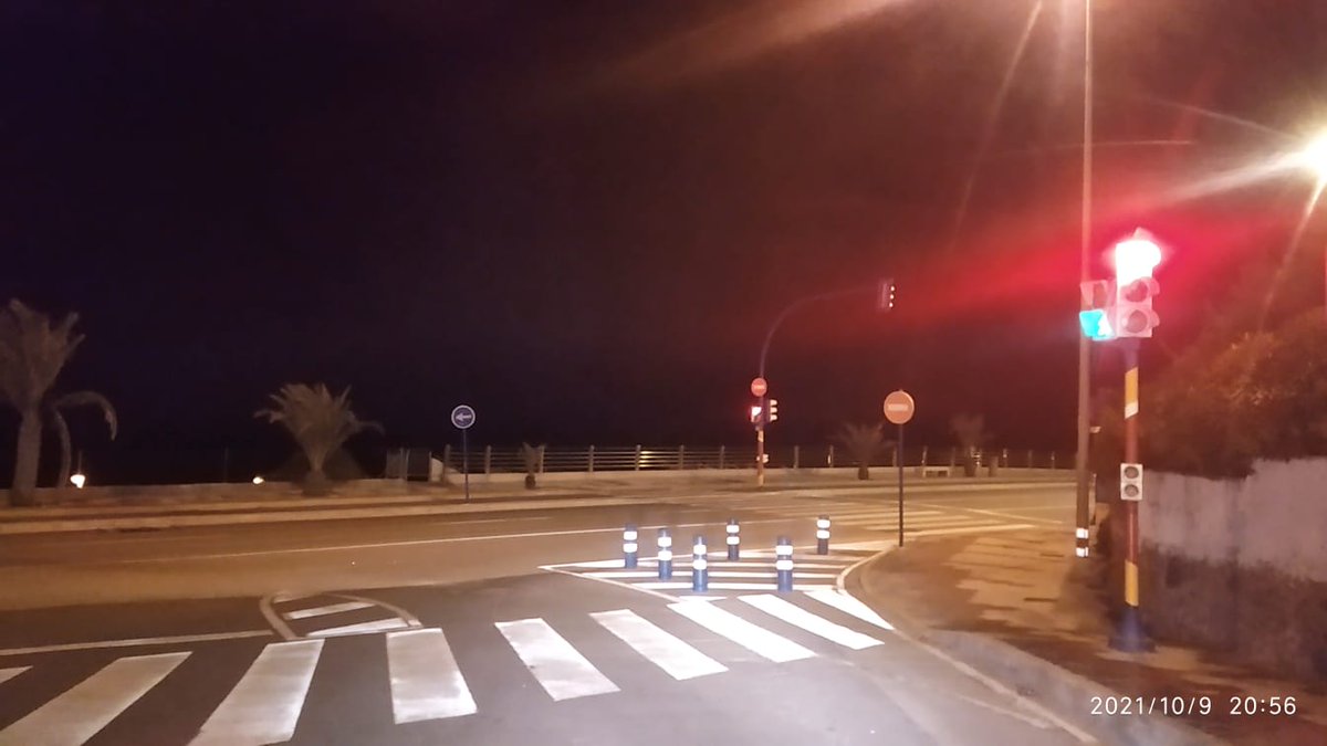 salva_psoemanga's tweet photo. #Aviso 🔊🔴En Monte Blanco seguimos con la barandilla protectora del mirador APAGADA por las noches. Además de ser una belleza asomarse al #MarMayor apoyados en ella representa también una señal luminosa para los coches. #LaManga @AytoCartagenaES @AytoCTcomunica @PoliciaLocalCT https://t.co/jqvhYjGN4q