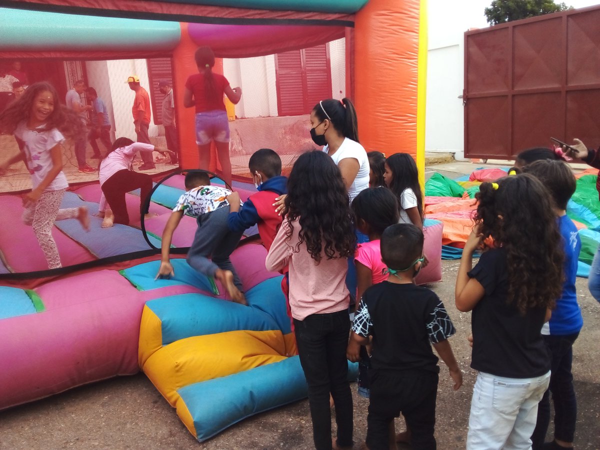 alcaLosTaques's tweet photo. La alcaldia del municipio Los Taques brindo compartir a los niños de los trabajadores. https://t.co/2p2ymylwQU